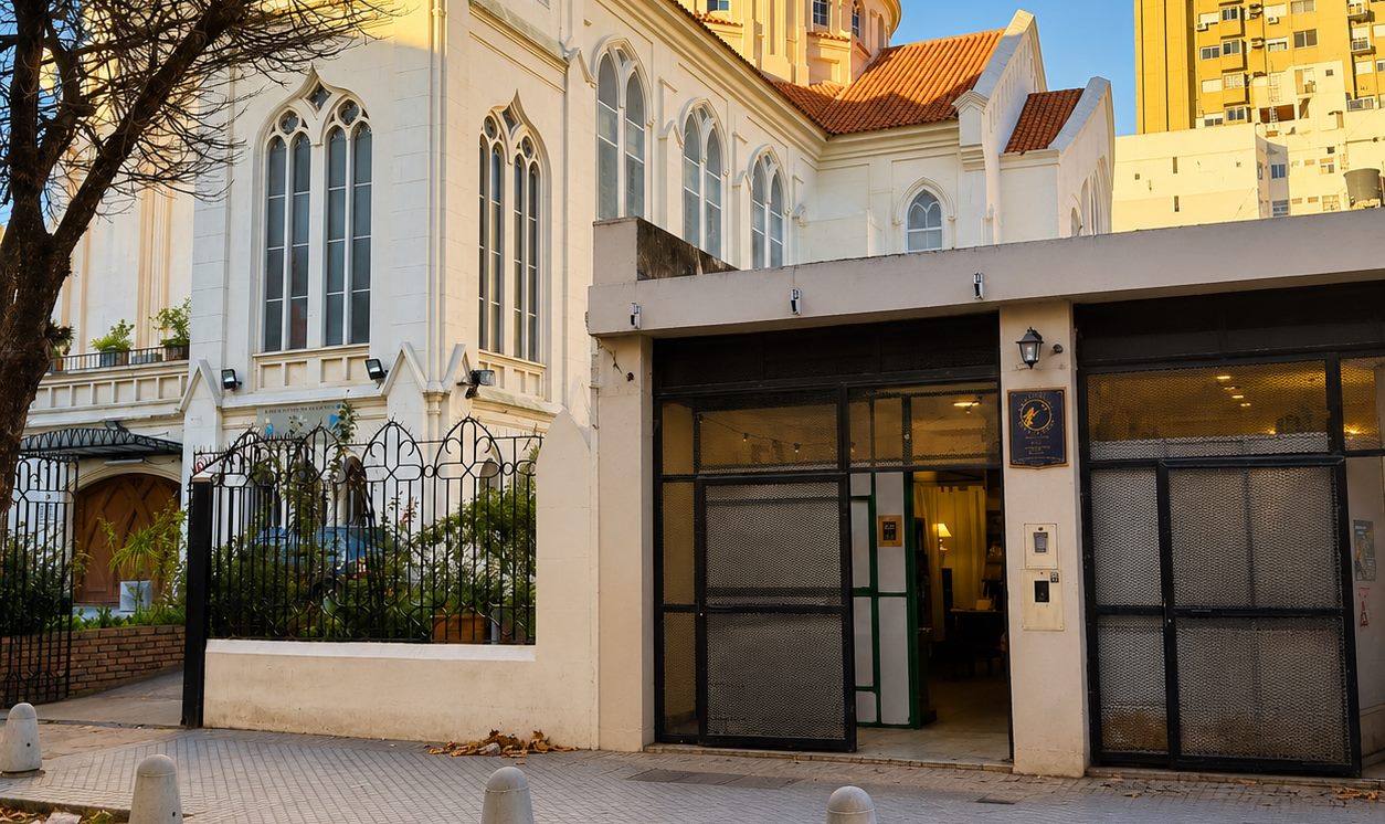 Frente de El Cazador del Libro, junto a la Basílica Nuestra Señora de Lourdes en Rosario