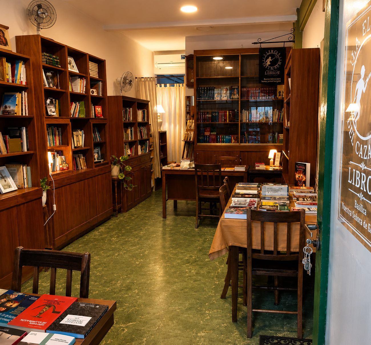 Interior cálido de El Cazador del Libro, con sus estanterías de madera